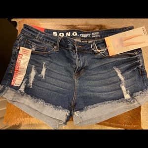 S.O.N.G CURVY MID-RISE SHORTS